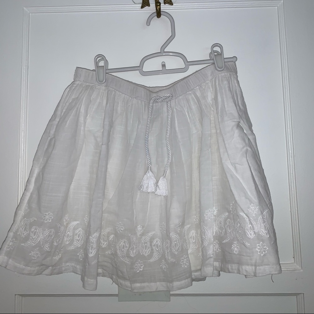 NEW white mini skirt with detailed pattern bottom
